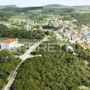 Povlja, Brač, građevinsko zemljište blizu mora, 800 m2