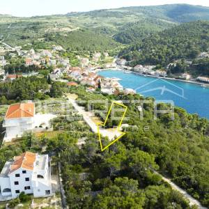 Povlja, Brač, građevinsko zemljište 400 m2 blizu mora