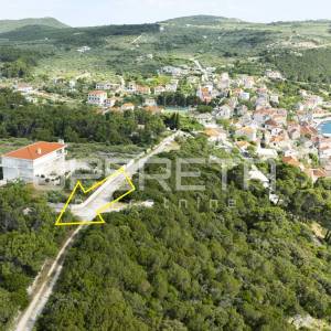 Povlja, Brač, građevinsko zemljište 400 m2 blizu mora