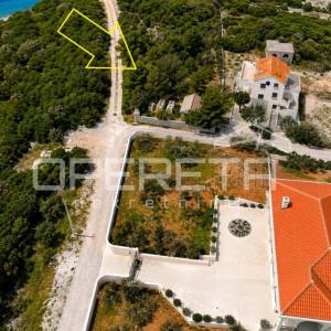 Povlja, Brač, građevinsko zemljište 400 m2 blizu mora