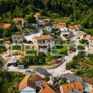 Povoljna prilika na Hvaru – kamena kuća za renovaciju
