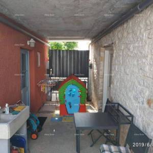 PREKRASNA NOVOUREĐENA KAMENA KUĆA S BAZENOM, 1500 M OD MORA