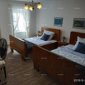 PREKRASNA NOVOUREĐENA KAMENA KUĆA S BAZENOM, 1500 M OD MORA
