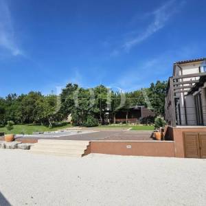 Prekrasna Villa sa bazenom i prostranom okućnicom,Barban okolica