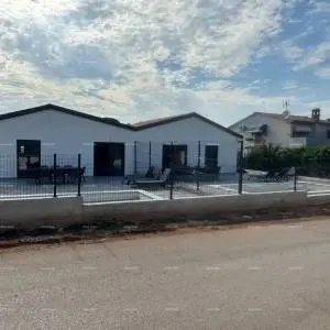 Prodaja- dvojna kuća s grijanim bazenom, Okolica Poreča!
