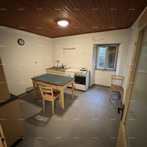 Prodaja- kamena istarska kuća s građevinskim zemljištem, u manjem mjestu, blizina Buzeta!