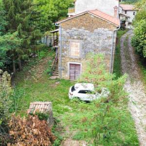 Prodaja- kamena istarska kuća s građevinskim zemljištem, u manjem mjestu, blizina Buzeta!