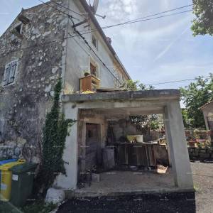 Prodaja kuće za renovaciju s građevinskim zemljištem, blizina Poreča, Žbandaj!