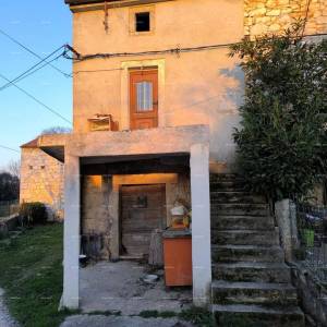 Prodaja kuće za renovaciju s građevinskim zemljištem, blizina Poreča, Žbandaj!