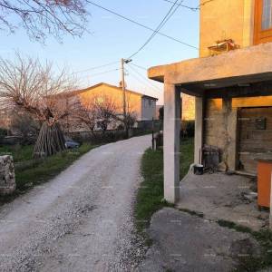 Prodaja kuće za renovaciju s građevinskim zemljištem, blizina Poreča, Žbandaj!