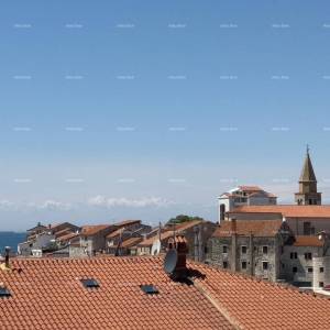 Prodaja stanova u stambeno-poslovnoj zgradi sa pogledom na more, centar Umaga! / S9a