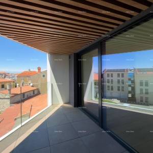 Prodaja stanova u stambeno-poslovnoj zgradi sa pogledom na more, centar Umaga! / S9a