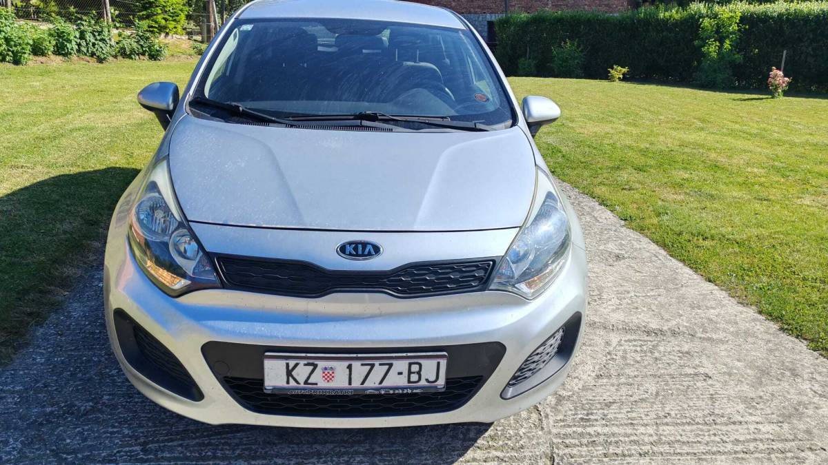 PRODAJE SE KIA RIO 2012 GODINA, kuka, dajem zimske gume...