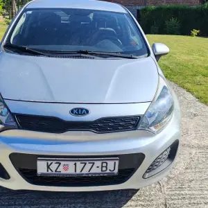 PRODAJE SE KIA RIO 2012 GODINA, kuka, dajem zimske gume...