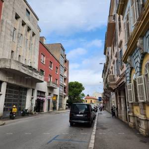 Prodaje se stan u centru . Smješten u glavnoj ulici grada Pule, Istarska ulica.