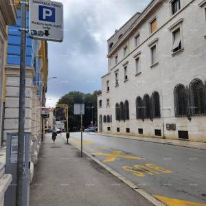 Prodaje se stan u centru . Smješten u glavnoj ulici grada Pule, Istarska ulica.