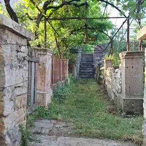Prostran trosobni stan površine 81 m², neposredna blizina suda, Pula  Veruda