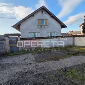 Prostrana kuća s velikim gospodarskim objektima u Repušnici