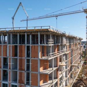 Pula! Pogled na grad. Višestambena, moderna zgrada s liftom, blizu centra. S71