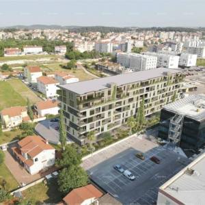 Pula! Pogled na grad. Višestambena, moderna zgrada s liftom, blizu centra. S71