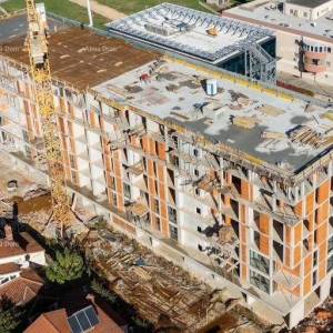 Pula! Pogled na grad. Višestambena, moderna zgrada s liftom, blizu centra. S71