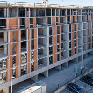 Pula! Pogled na grad. Višestambena, moderna zgrada s liftom, blizu centra. S71