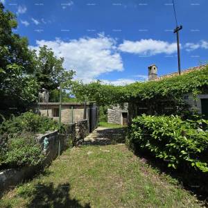 Rakalj, kamena kuća s 1.920 m² građevinskog zemljišta