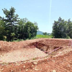 Raša, Prodaje se građevinsko zemljište s građevinskom dozvolom, površine 554 m²