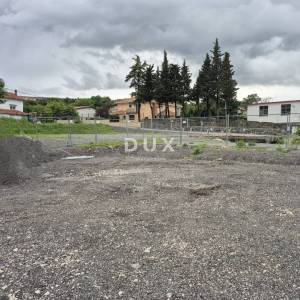 RIJEKA, ČAVLE - poslovni prostor/zemljište 600 m2 za najam