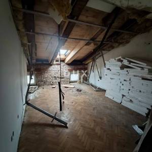 RIJEKA, CENTAR – IZVRSNA INVESTICIJSKA PRILIKA s započetom adaptacijom