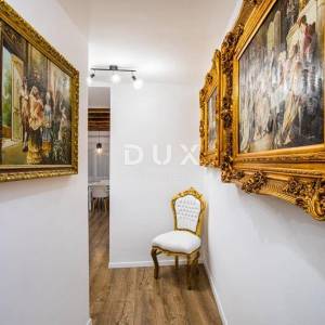 RIJEKA, CENTAR – Luksuzan stan na Korzu s pogledom na gradsku uru