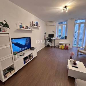 RIJEKA, CENTAR – Luksuzno renoviran stan s dva balkona, 1 min od Korza