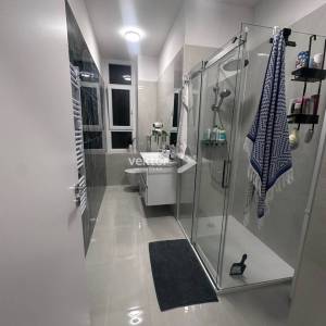 Rijeka centar – moderan stan s dva balkona, kompletno adaptiran, minuta od Korza