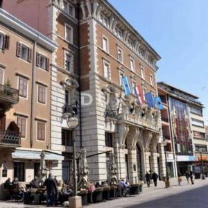 RIJEKA, CENTAR-  stan/ poslovni prostor 92m2 + spremnik u potkrovlju 30m2 na izuzetno frekventnoj lokaciji 