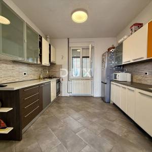 RIJEKA, DONJI ZAMET - 2S+DB, okućnica, parking, lokacija, nova fasada i krov!
