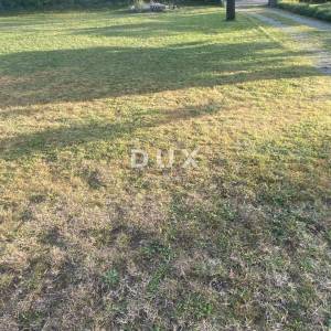 RIJEKA, DRAŽICE, CENTAR - samostojeća kuća s dva odvojena stana na odličnoj lokaciji + 2.200 m2 GRAĐEVINSKOG ZEMLJIŠTA! PRILIKA...
