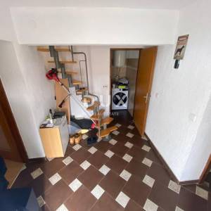 RIJEKA, HRELJIN - samostojeća kuća s DVA ODVOJENA STANA + okućnica s pogledom na more! PRILIKA!