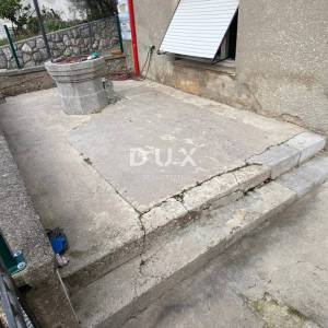 RIJEKA, HRELJIN - samostojeća kuća s DVA ODVOJENA STANA + okućnica s pogledom na more! PRILIKA!