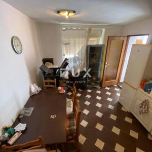 RIJEKA, HRELJIN - samostojeća kuća s DVA ODVOJENA STANA + okućnica s pogledom na more! PRILIKA!