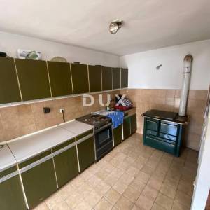 RIJEKA, HRELJIN - samostojeća kuća s DVA ODVOJENA STANA + okućnica s pogledom na more! PRILIKA!