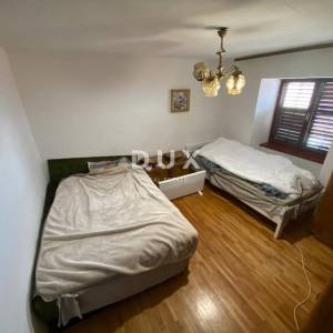 RIJEKA, HRELJIN - samostojeća kuća s DVA ODVOJENA STANA + okućnica s pogledom na more! PRILIKA!