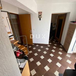RIJEKA, HRELJIN - samostojeća kuća s DVA ODVOJENA STANA + okućnica s pogledom na more! PRILIKA!
