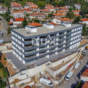 RIJEKA, KANTRIDA – stan od 151m2 u luksuznoj novogradnji samo 250 metara od mora s garažom i panoramskim pogledom na more...