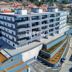 RIJEKA, KANTRIDA – stan od 141m2 u luksuznoj novogradnji samo 250 metara od mora s garažom i panoramskim pogledom na more...