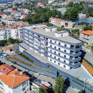 RIJEKA, KANTRIDA – stan od 141m2 u luksuznoj novogradnji samo 250 metara od mora s garažom i panoramskim pogledom na more...