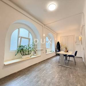 RIJEKA, KORZO - Poslovni prostor s 3 prostorije, kupaonicom i WC-om