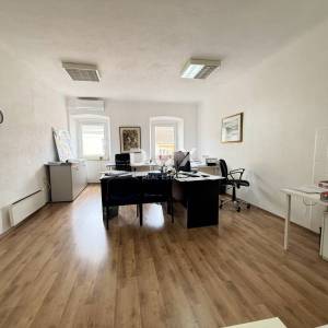 RIJEKA, KORZO - Poslovni prostor s 3 prostorije, kupaonicom i WC-om