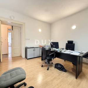 RIJEKA, KORZO - Poslovni prostor s 3 prostorije, kupaonicom i WC-om