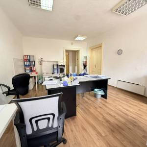 RIJEKA, KORZO - Poslovni prostor s 3 prostorije, kupaonicom i WC-om