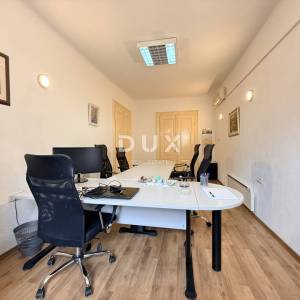 RIJEKA, KORZO - Poslovni prostor s 3 prostorije, kupaonicom i WC-om